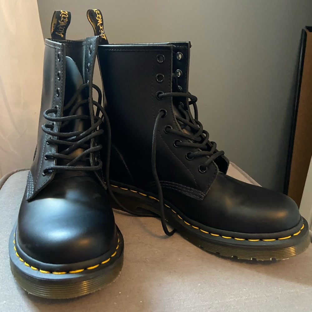 DR. MARTENS Size 8 Smooth Leather Lace up boots